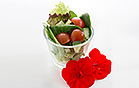 Gemischter Blattsalat mit Gurken und Cherrytomaten